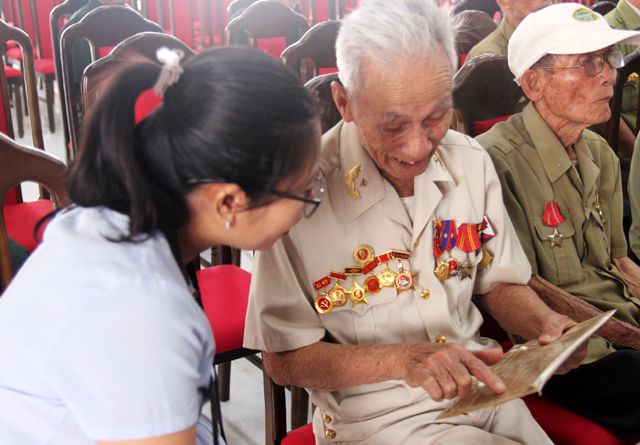 “Nhờ anh nói với cha mẹ em ở nhà: Em đã chiến đấu và hi sinh ở Điện Biên!” nho anh noi voi cha me em o nha em da chien dau va hi sinh o dien bien