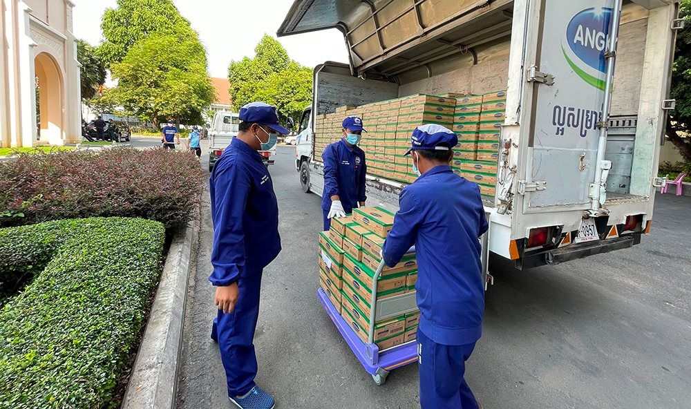 Vinamilk và công ty con tại Campuchia hỗ trợ sữa cho người dân nước bạn chống dịch Covid-19