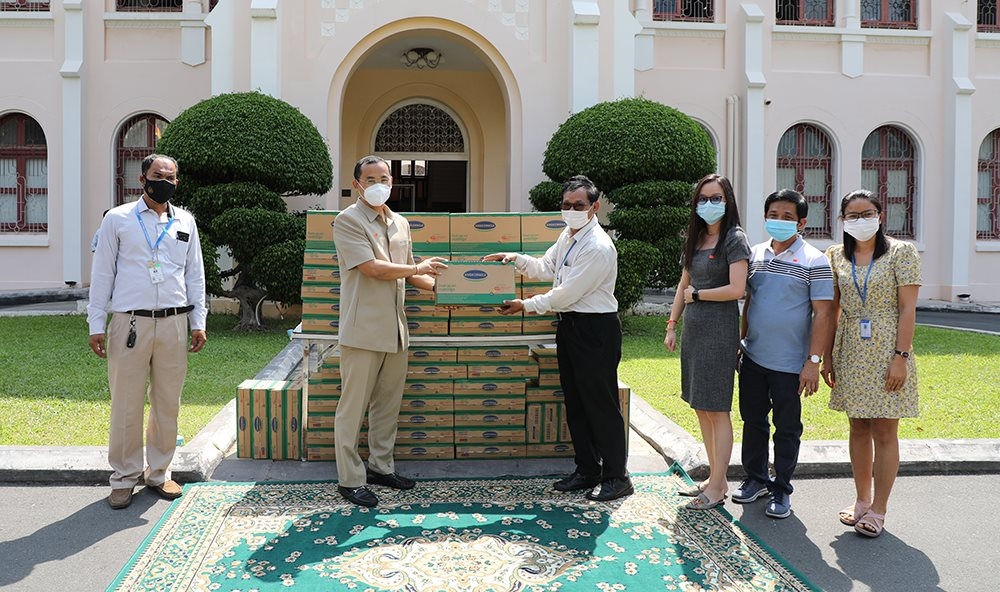 Vinamilk và công ty con tại Campuchia hỗ trợ sữa cho người dân nước bạn chống dịch Covid-19