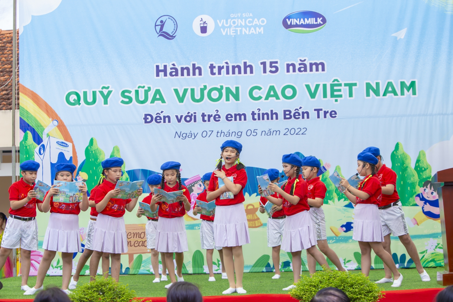 Nhiều phần quà và học bổng cũng được Quỹ sữa và các đại biểu trao tặng, như lời động viên các em học sinh học tập tốt.