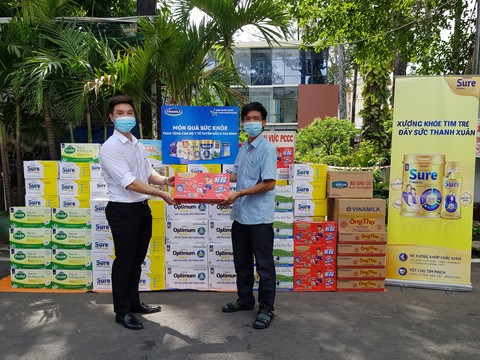 Vinamilk tặng món quà sức khỏe đến cán bộ y tế tuyến đầu và gia đình