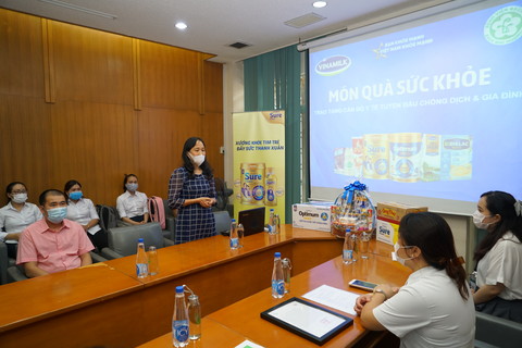 Vinamilk tặng món quà sức khỏe đến cán bộ y tế tuyến đầu và gia đình