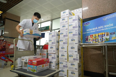Vinamilk tặng món quà sức khỏe đến cán bộ y tế tuyến đầu và gia đình