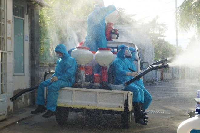Người dân đồng lòng ở yên trong nhà, chung tay dập dịch - 2
