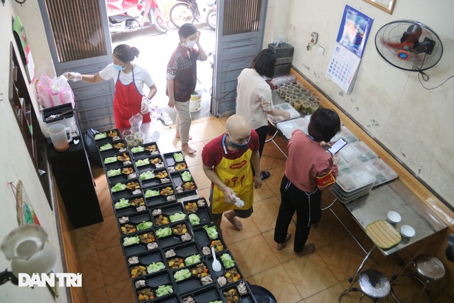 Những suất cơm đầy ắp nghĩa tình gửi tuyến đầu chống dịch ở Hà Nội - 1