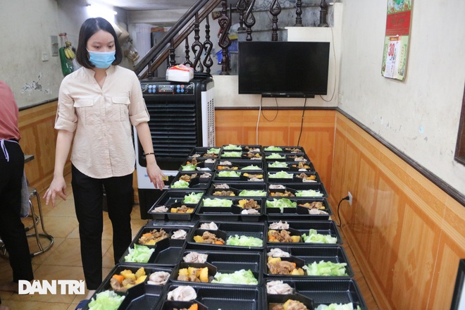 Những suất cơm đầy ắp nghĩa tình gửi tuyến đầu chống dịch ở Hà Nội - 2