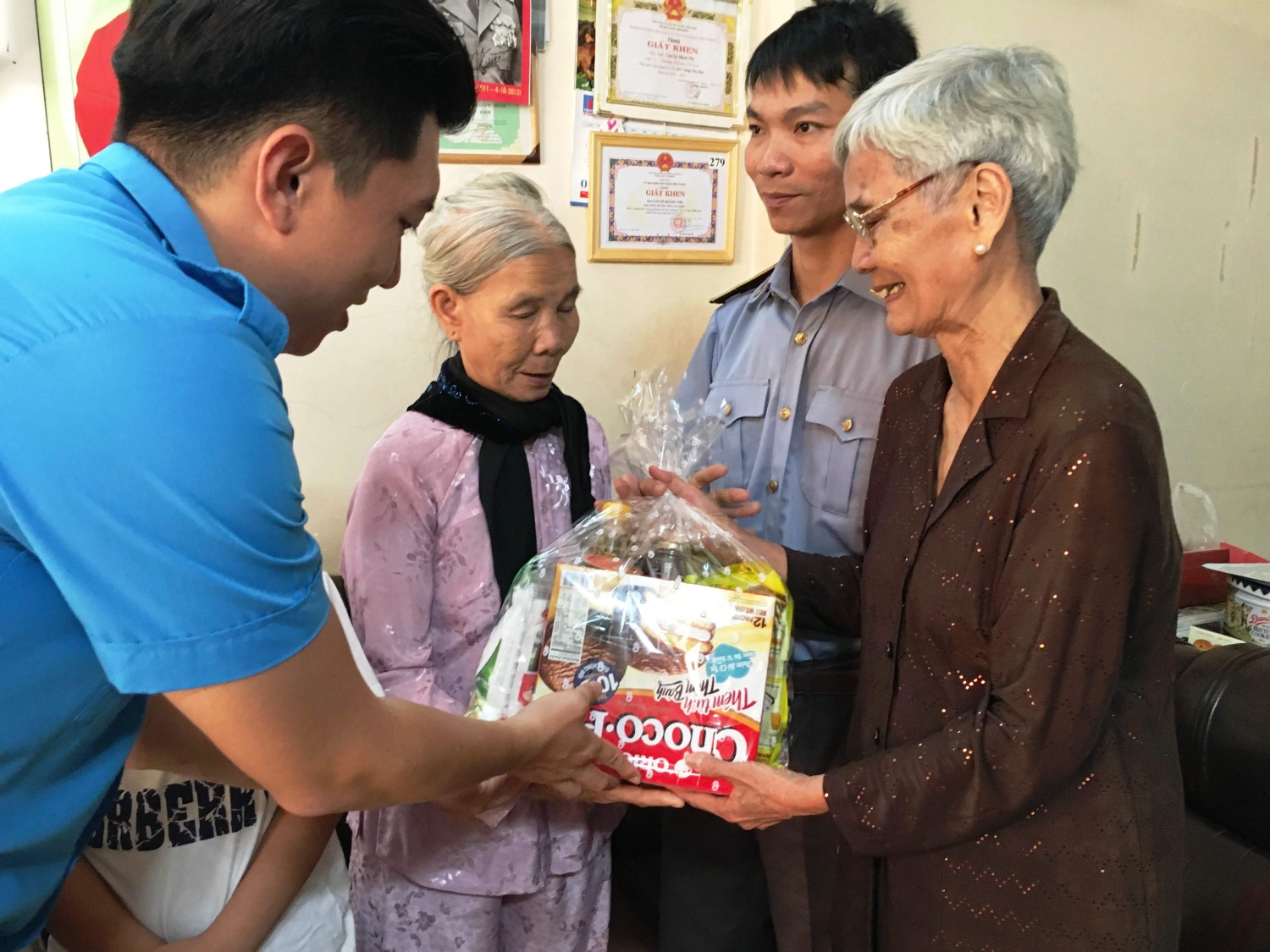 Tấm lòng nhân ái của hai mẹ con cùng làm việc nghĩa