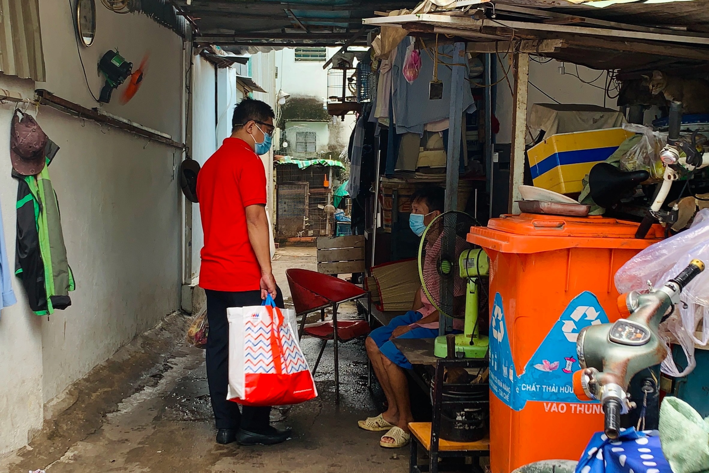 Túi an sinh đến với người dân xóm rác Sài Gòn - 4