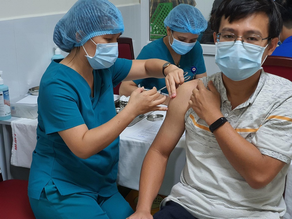 Tiêm vaccine cho người lao động: Giải pháp cấp bách giúp doanh nghiệp vượt khó Covid-19