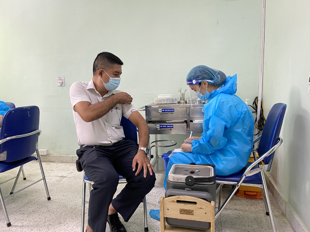 Tiêm vaccine cho người lao động: Giải pháp cấp bách giúp doanh nghiệp vượt khó Covid-19