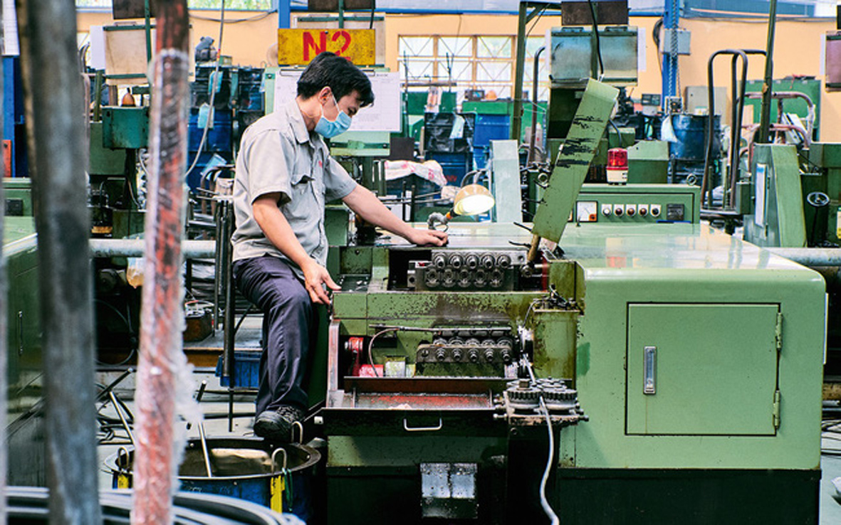 Kết nối chặt chẽ giữa FDI với doanh nghiệp trong nước là cách hiệu quả để khu vực FDI “bám rễ” tại Việt Nam. (Ảnh: Sản xuất linh kiện phụ trợ cho Samsung Vietnam)