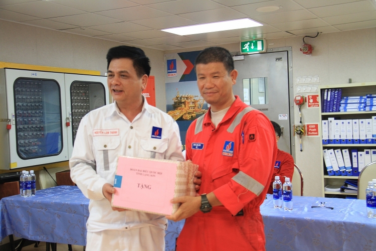 nguoi lao dong dau khi nhu nhung chien si tien tieu bao ve vung troi vung bien