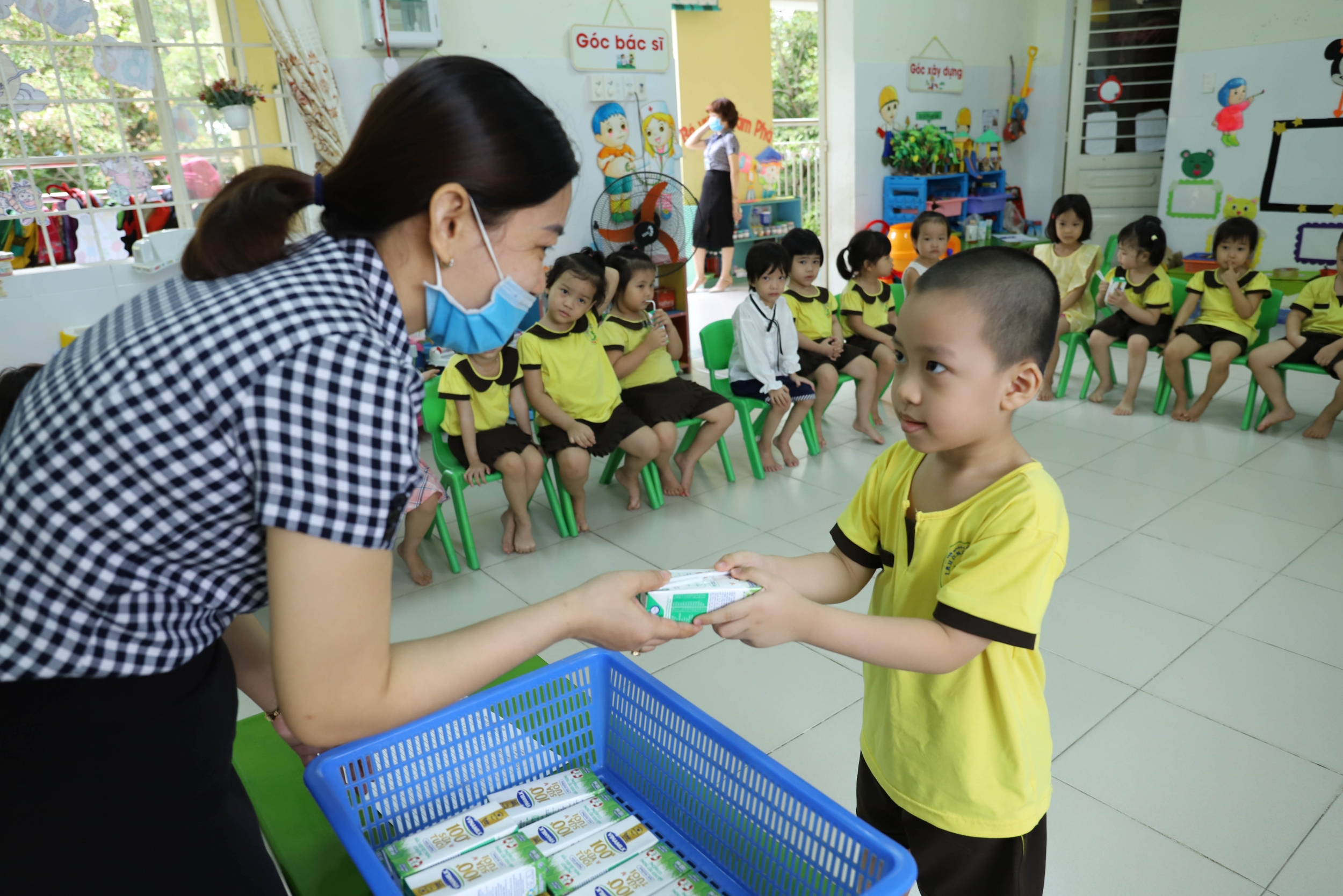 Quan tâm đến dinh dưỡng cho học sinh trong mùa dịch, nhiều tỉnh triển khai sữa học đường