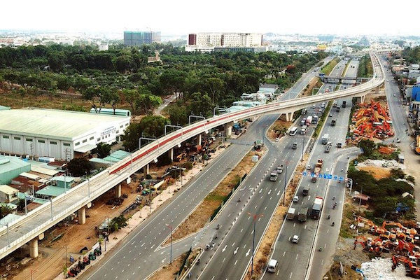 Tiếp tục đẩy nhanh tiến độ triển khai dự án đầu tư công cũng có thể góp phần tăng chi tiêu công.