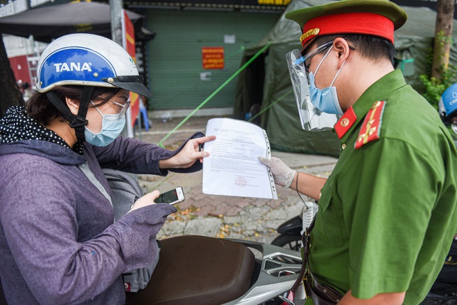 Công an Hà Nội hỏa tốc cấp giấy đi đường có mã QR - 1
