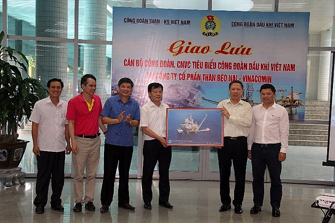 Đoàn đại biểu Công đoàn Dầu khí Việt Nam thăm mỏ than Đèo Nai doan dai bieu cong doan dau khi viet nam tham mo than deo nai