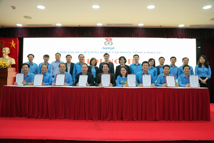 Đại diện các công đoàn trong Khối thi đua ký giao ước thi đua năm 2021