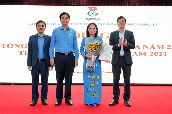 Phó chủ tịch Tổng LĐLĐVN Ngọ Duy Hiểu trao Quyết định công nhận đơn vị dẫn đầu Khối thi đua cho CĐ DKVN