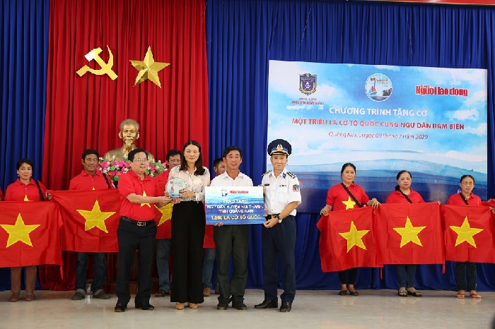 Chương trình "Một triệu lá cờ Tổ quốc cùng ngư dân bám biển": Lan tỏa tình yêu biển, đảo Tổ quốc