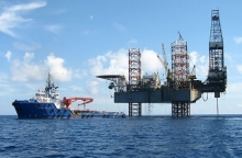 Những người bám trụ giữa biển khơi