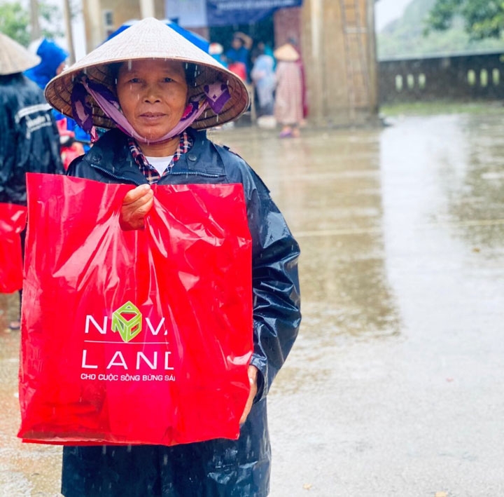 Đồng hành cùng người dân vùng lũ vượt qua khó khăn