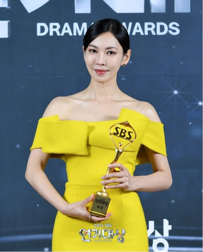 Sao Hàn ngày 1/1: Kim So Yeon xuất sắc giành giải thưởng Daesang đầu tiên trong sự nghiệp Sao Hàn ngày 1/1: Kim So Yeon xuất sắc giành giải thưởng Daesang đầu tiên trong sự nghiệp