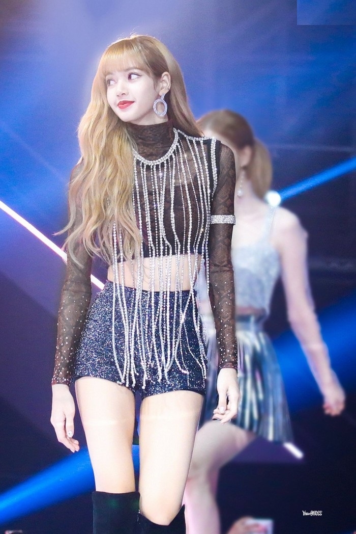 Lisa (BLACKPINK) cực chất trong bộ sưu tập áo croptop sành điệu Lisa (BLACKPINK) cực chất trong bộ sưu tập áo croptop sành điệu