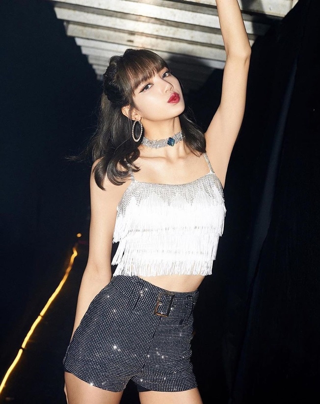 Lisa (BLACKPINK) cực chất trong bộ sưu tập áo croptop sành điệu Lisa (BLACKPINK) cực chất trong bộ sưu tập áo croptop sành điệu