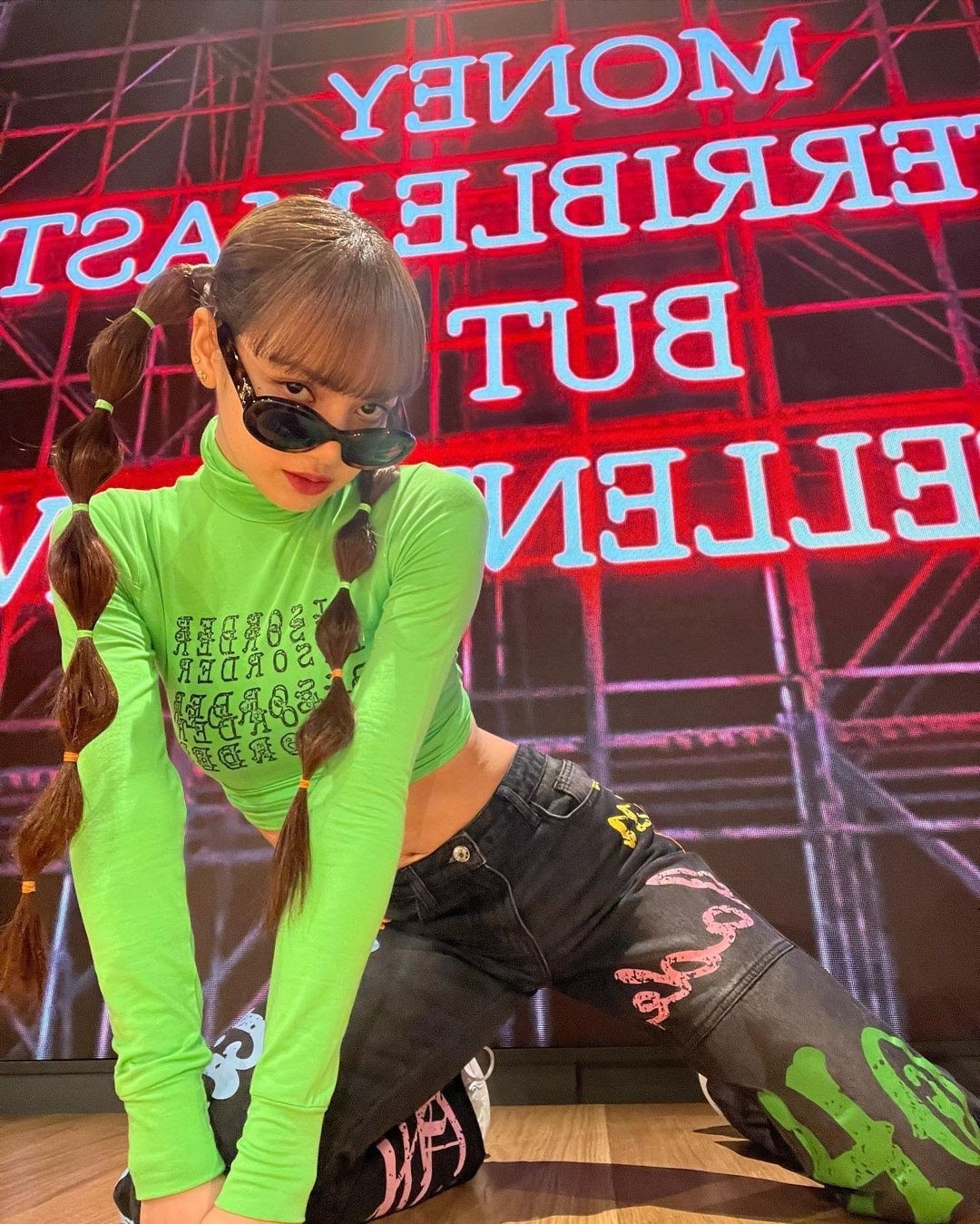 Lisa (BLACKPINK) cực chất trong bộ sưu tập áo croptop sành điệu Lisa (BLACKPINK) cực chất trong bộ sưu tập áo croptop sành điệu