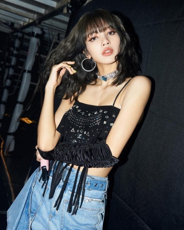 Lisa (BLACKPINK) cực chất trong bộ sưu tập áo croptop sành điệu Lisa (BLACKPINK) cực chất trong bộ sưu tập áo croptop sành điệu