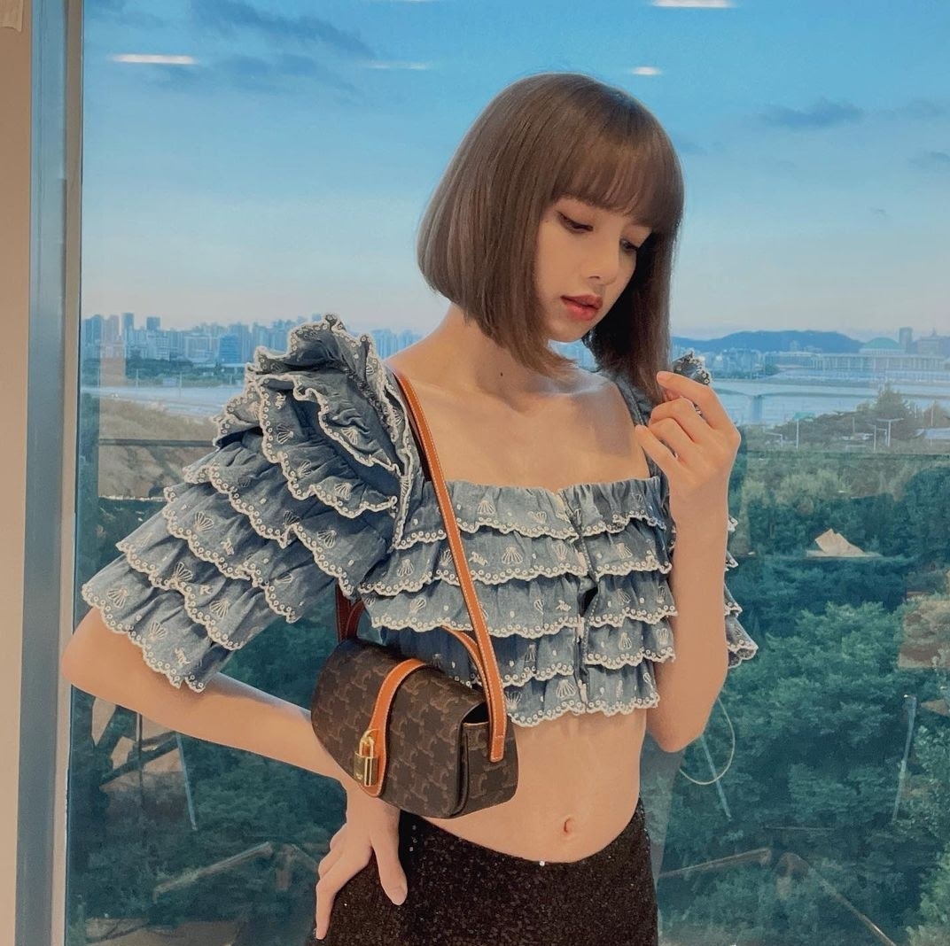 Lisa (BLACKPINK) cực chất trong bộ sưu tập áo croptop sành điệu Lisa (BLACKPINK) cực chất trong bộ sưu tập áo croptop sành điệu