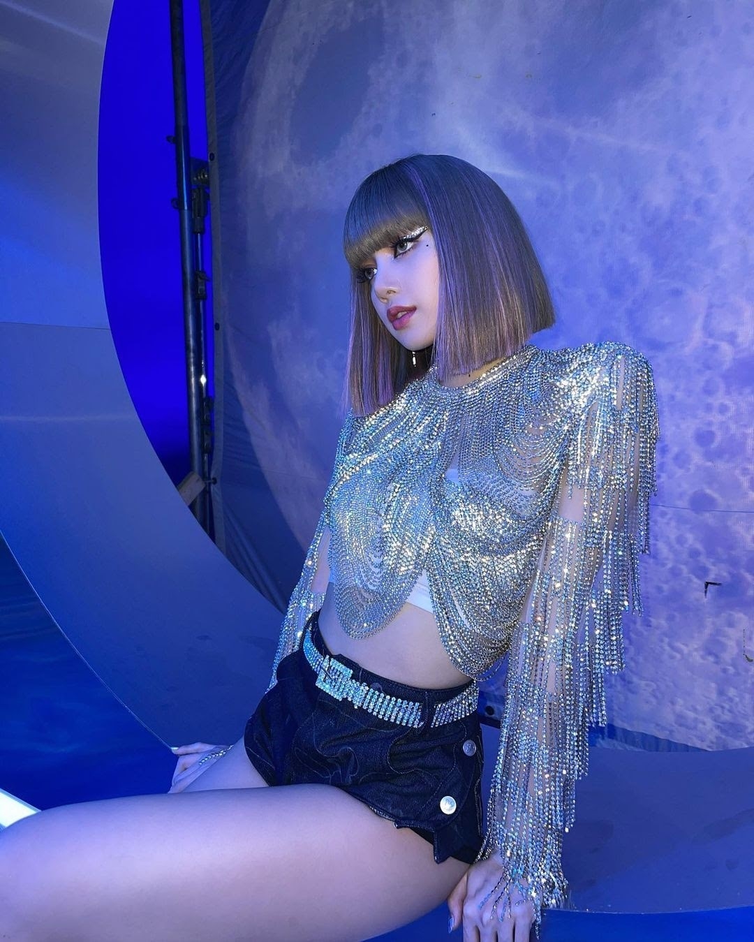 Lisa (BLACKPINK) cực chất trong bộ sưu tập áo croptop sành điệu Lisa (BLACKPINK) cực chất trong bộ sưu tập áo croptop sành điệu