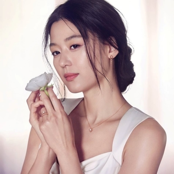 Sao Hàn ngày 8/2/2022: T.O.P rời YG Entertainment, Big Bang tái xuất sau 4 năm Sao Hàn ngày 8/2/2022: T.O.P rời YG Entertainment, Big Bang tái xuất sau 4 năm
