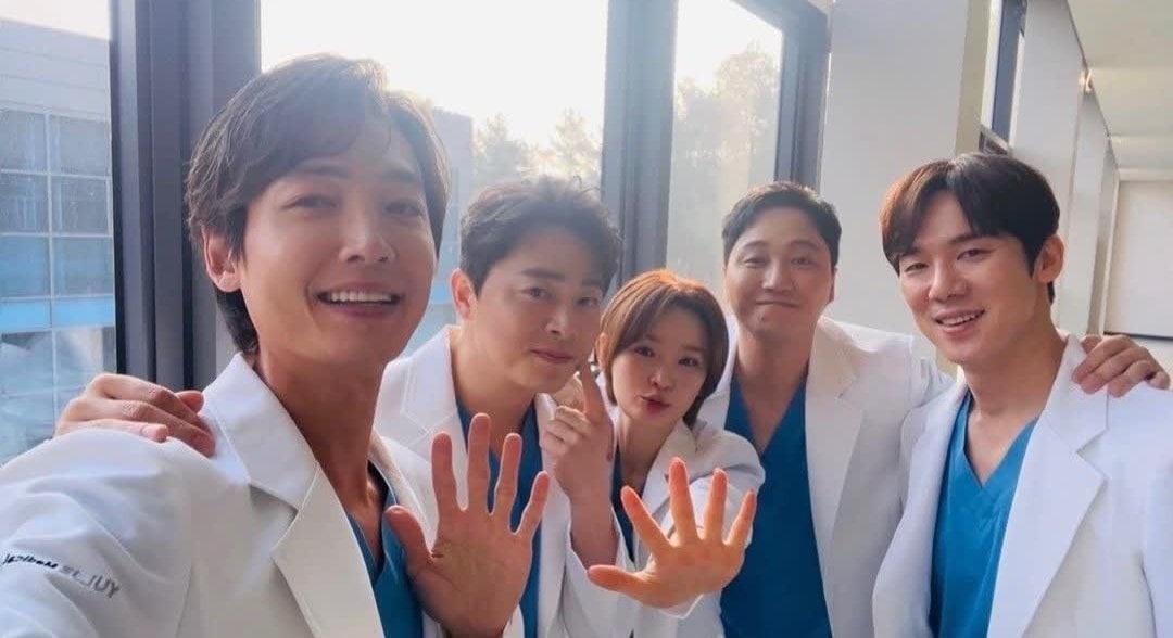 Jung Kyung Ho tung ảnh cùng dàn cast, ngầm thông báo “Hospital Playlist” sẽ có phần 3? Jung Kyung Ho tung ảnh cùng dàn cast, ngầm thông báo “Hospital Playlist” sẽ có phần 3?