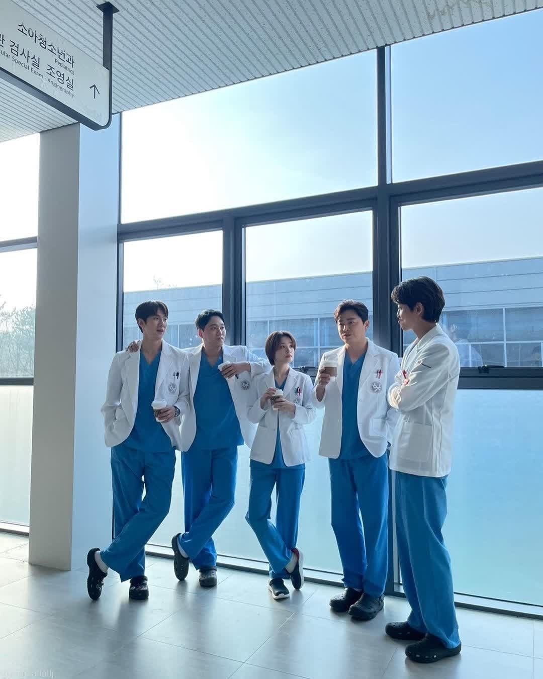 Jung Kyung Ho tung ảnh cùng dàn cast, ngầm thông báo “Hospital Playlist” sẽ có phần 3? Jung Kyung Ho tung ảnh cùng dàn cast, ngầm thông báo “Hospital Playlist” sẽ có phần 3?