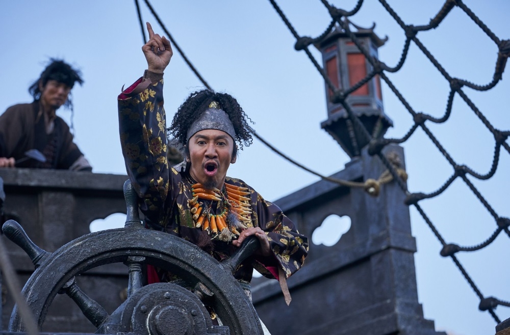 Lee Kwang Soo nhận cơn mưa lời khen trong “The Pirates: The Last Royal Treasure”