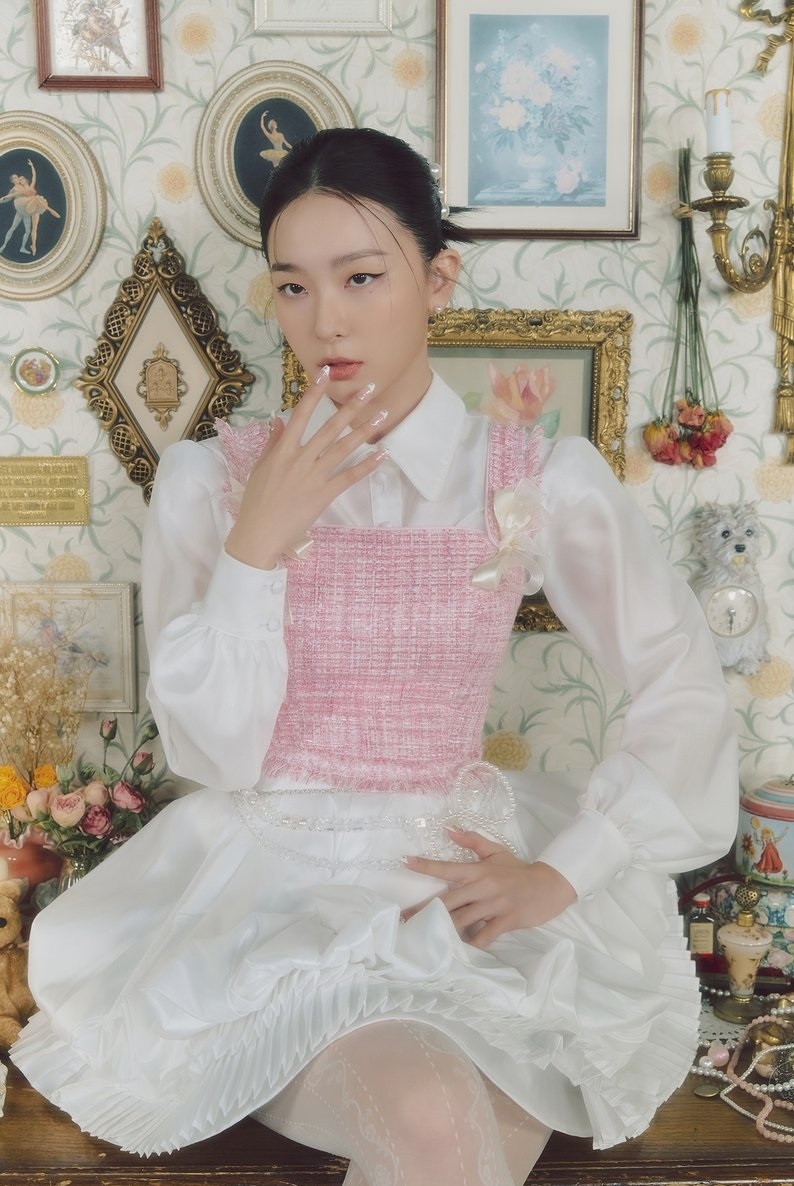Sao Hàn ngày 10/3/2022: Seulgi và Joy (Red Velvet) gây sốt với tạo hình búp bê trong 