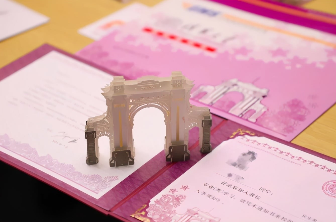 Loạt giấy báo trúng truyển "xinh lung linh" của các trường Đại học top đầu Trung Quốc Loạt giấy báo trúng truyển "xinh lung linh" của các trường Đại học top đầu Trung Quốc