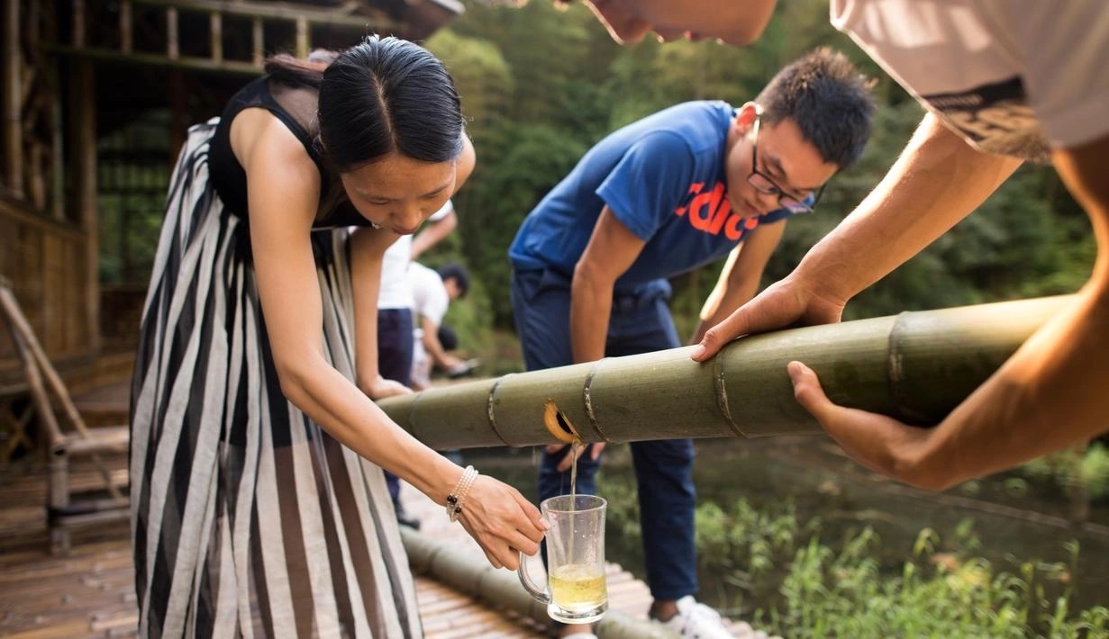 Độc đáo phương pháp ủ rượu trong ống tre tươi của người Trung Quốc Độc đáo phương pháp ủ rượu trong ống tre tươi của người Trung Quốc