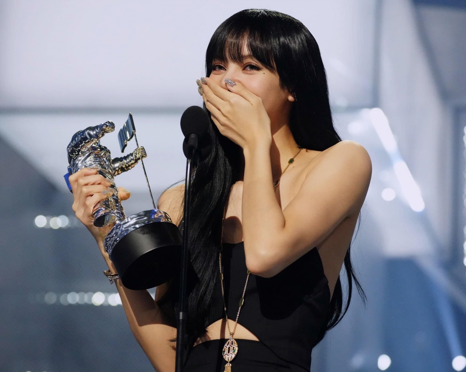 Sao Hàn hôm nay 30/8: Lisa (BLACKPINK) thắng giải Best K-pop tại VMAs với “LALISA”