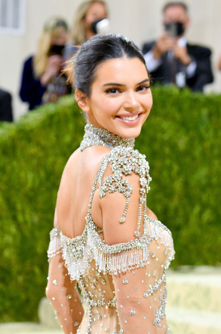 Kendall Jenner, Camila Cabello cùng dàn sao nữ đình đám diện đầm khoe lưng siêu quyến rũ trên thảm đỏ Kendall Jenner, Camila Cabello cùng dàn sao nữ đình đám diện đầm khoe lưng siêu quyến rũ trên thảm đỏ