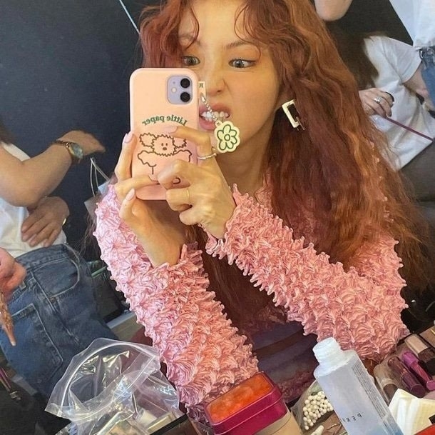 Lisa, Taeyeon cùng dàn nữ idol K-pop diện chiếc áo cực hot đang 