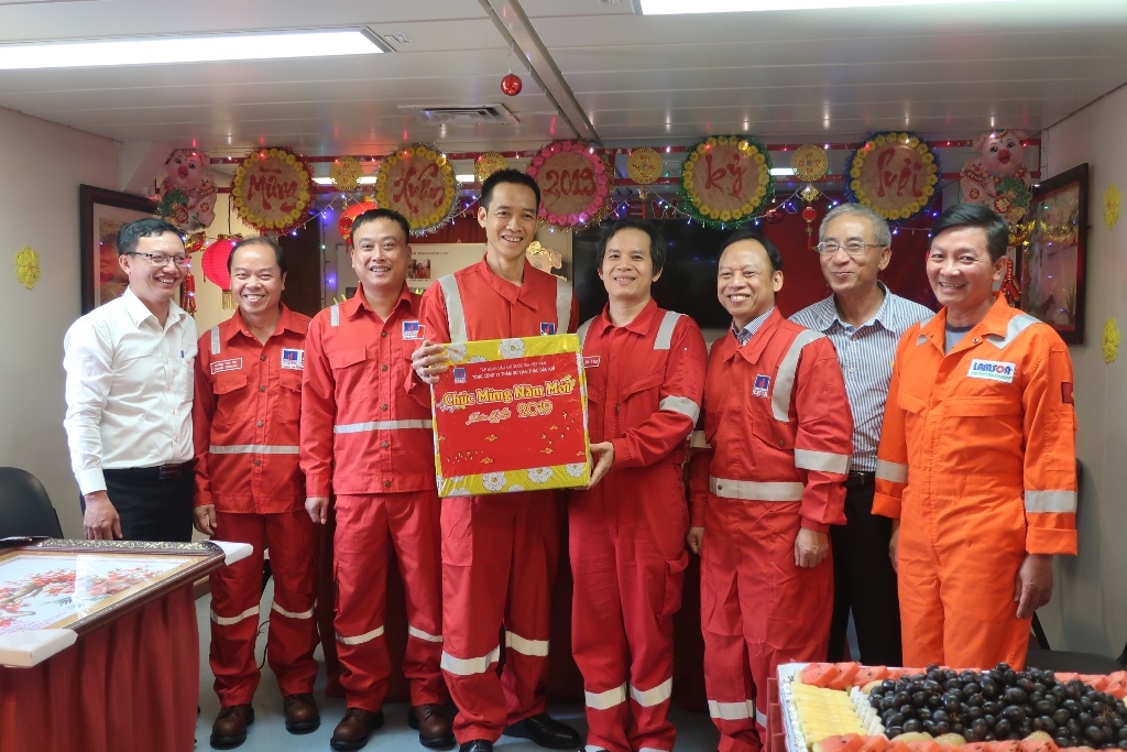 lanh dao pvep chuc tet can bo nguoi lao dong lam viec tai mo thang long dong do