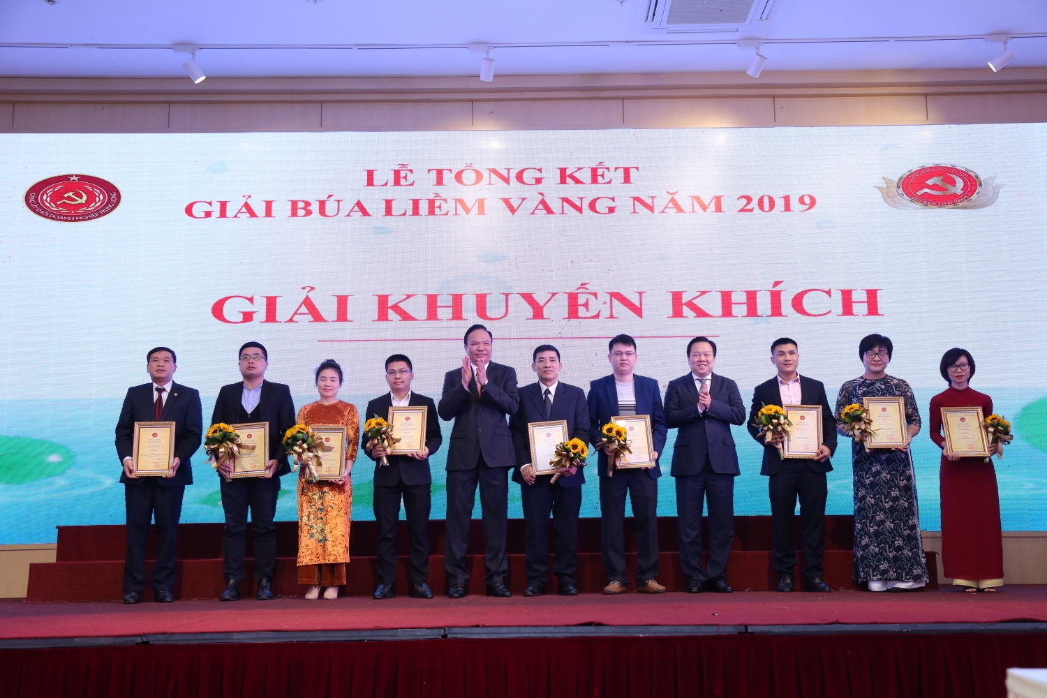 dang uy tap doan dau khi quoc gia viet nam nhan bang khen cua ban to chuc giai bua liem vang dang uy khoi dntw