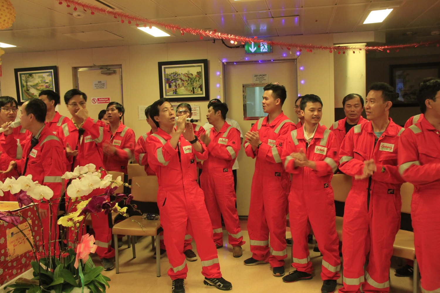 xuan som tren nhung gian khoan dau khi 561918