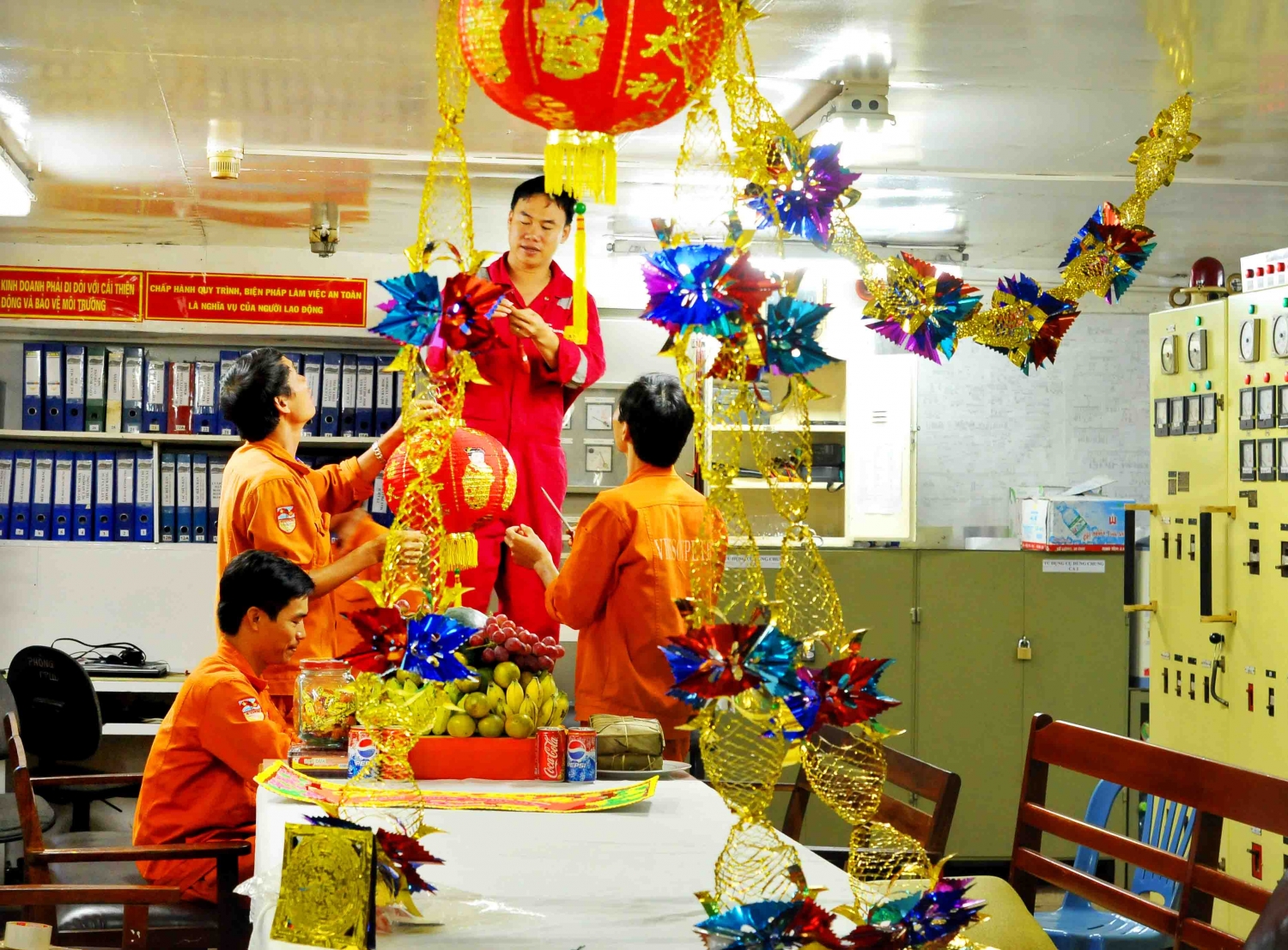 xuan som tren nhung gian khoan dau khi 561918