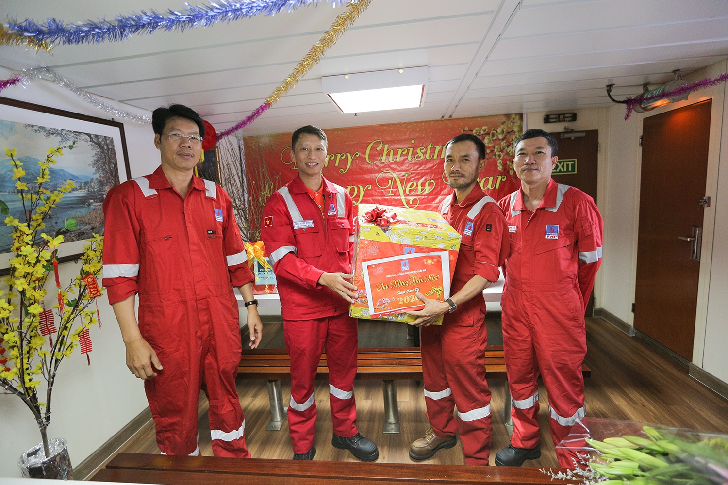 lanh dao pvep chuc tet cac du an dau khi tren bien
