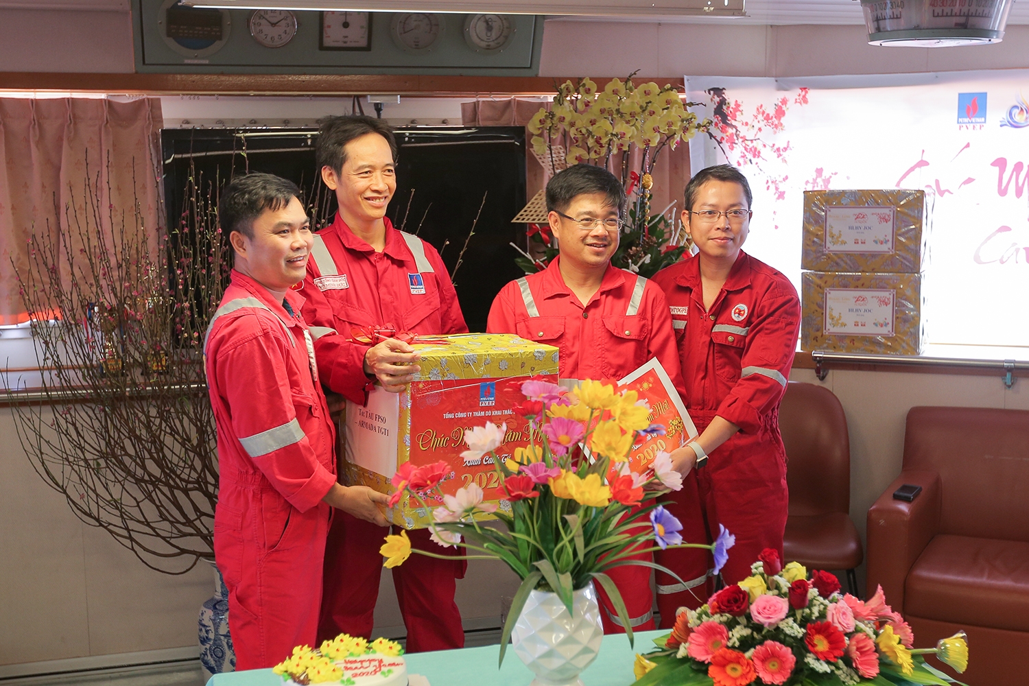 lanh dao pvep chuc tet cac du an dau khi tren bien
