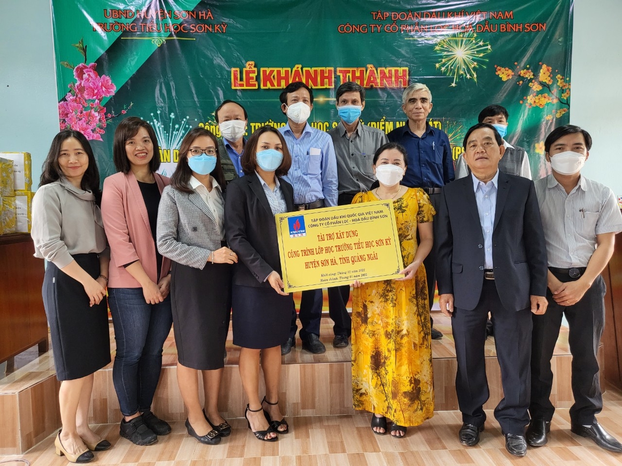 Đại diện Công ty BSR trao biển tượng trưng tài trợ xây dựng nhà lớp học Trường Tiểu học Sơn Kỳ