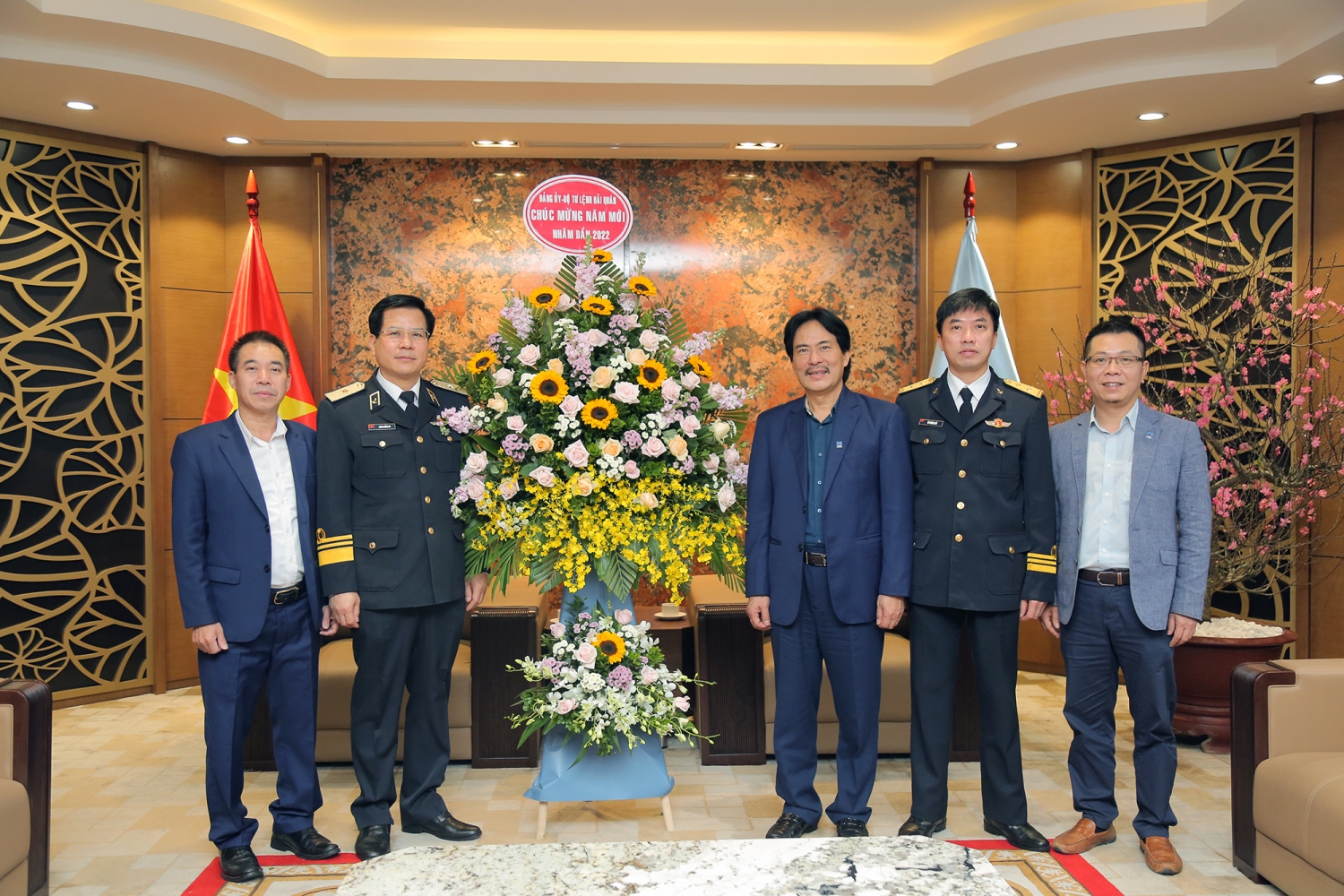 Lãnh đạo Quân chủng Hải quân thăm và chúc Tết Petrovietnam Lực lượng Hải quân và Petrovietnam thực hiện tốt “nhiệm vụ kép”: Vừa bảo vệ vững chắc chủ quyền đất nước, vừa phát triển kinh tế